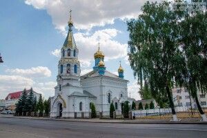 На Рівненщині дзвіниця храму блимає як новорічна ялинка (Відео)