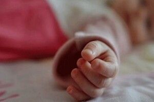 Мати двох дітей задушила новонароджене немовля, а тіло сховала за диван