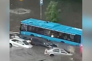 Справжній «апокаліпсис»: Росію накрили потужний ураган та град, москва йде «під воду»