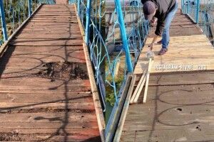 Після того, як у Рівному на мосту впала бабуся, незнайомець відремонтував пошкоджену ділянку