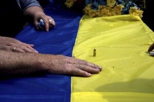 На окупованих територіях росіяни викопують труни загиблих українських воїнів