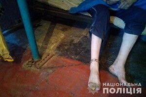 Рідна матір тримала на ланцюгах 36-річного сина (фото)