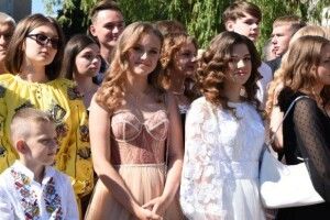 У центрі Луцька вручили нагороди випускникам-медалістам (Фото)