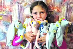 10-річна Аліса шиє іграшки задля спасіння онкохворого підлітка