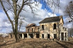На Волині королівський палац-пам’ятку перетворили на сміттєзвалище (Фотофакт)