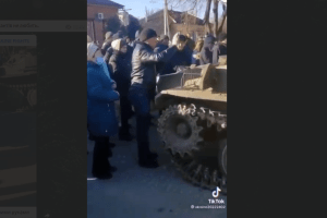 Жителі Куп’янська без зброї відтиснули окупантів і підняли синьо-жовтий прапор (Відео)