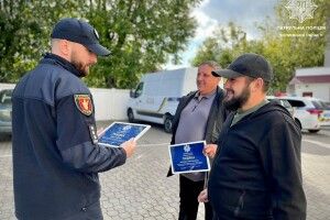 Волинські патрульні вручили подяку двом чоловікам, які допомогли затримати нетверезого водія