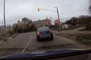 У Луцьку у водійки, яка поїхала через залізничний переїзд на «червоне», забрали права (Відео)