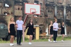 Вальс перед руїнами своєї школи станцювали харківські випускники (Відео)