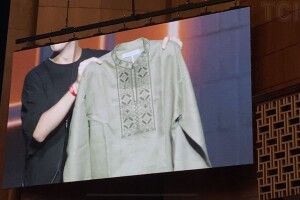 Відомий співак з Луцька продав на аукціоні вишиванку Зеленського 