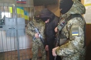 Бойовика, який охороняв уламки збитого літака рейсу MH17, затримали у Торецьку (Відео)