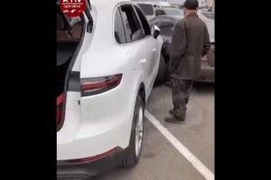 Водійка Porsche Cayenne добряче хильнули і розтрощила шість автівок, виїжджаючи зі стоянки біля магазину