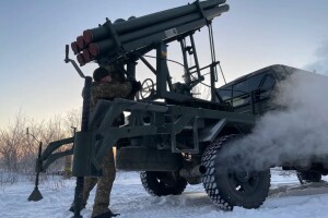 Невпинні «м'ясні атаки» росії виснажують українські сили — CNN 