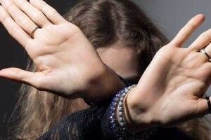 Заманив на озеро: тренер розбещував 11-річну дитину