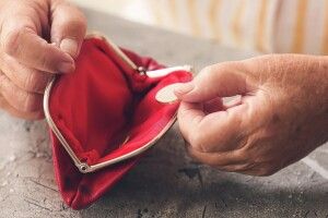 Жінки в Україні можуть отримати надбавку до пенсії: хто і скільки