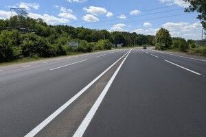 На трасі Луцьк – Рівне оновлюють дорожню розмітку (Відео)