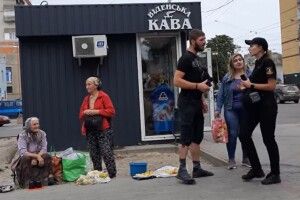 «Відчепіться від бабусь»: перехожі в Луцьку захищали від муніципалів бабусю, яка продавала груші 