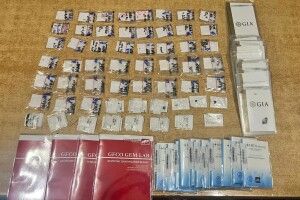 Волинські митники знайшли контрабандні діаманти в аптечці