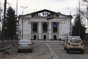 В результаті обстрілу драмтеатра в Маріуполі загинули близько 600 людей - Associated Press