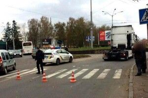 На пішохідному переході у Рівному вантажівка збила жінку 