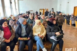 У місті на Волині пенсіонери зібралися на «віче» щодо зростання тарифів на воду та водовідведення