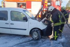На вулиці райцентру на Волині раптом загорілось авто