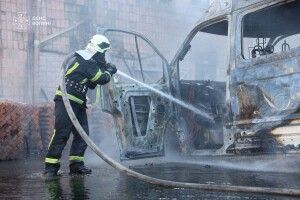 У Луцьку зранку гасили пожежу на підприємстві: один чоловік у лікарні