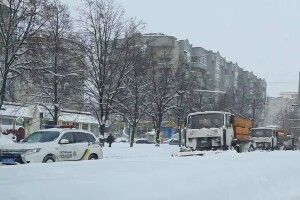 «Направляйте техніку, бо до вечора всі будуть заблоковані»: як у Луцькій громаді чистять сніг (Фото)