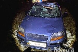 Пішохід хотів перебігти дорогу: сам  загинув, авто в кюветі (Фото. Відео)