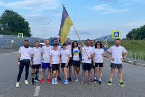У волинському пункті пропуску «Устилуг» марафонці передали легендарний стяг спортсменам із Литви