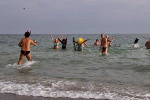 В Одесі Нептун зі свитою русалок «висвятили» у моржі сімох новачків (фото+відео)