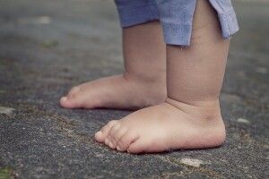 На Рівненщині мотоцикліст збив трирічну дівчинку: дитина в лікарні (Фото)