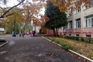 У школі розпилили перцевий газ: дітей виводять на вулицю
