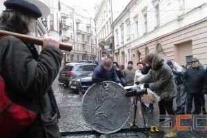 «Пам`ятник Невідомому корупціонеру» презентували у Чернівцях