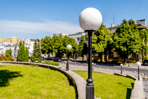 У Луцьку хулігани постійно нищать вуличні ліхтарі