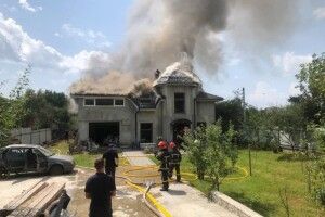 На Франківщині на будинок впав літак: четверо людей загинуло (Фото)