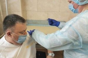 Директор Луцької поліклініки разом із дружиною вакцинувалися від коронавірусу