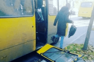  Під час руху у маршрутки відлетіли двері