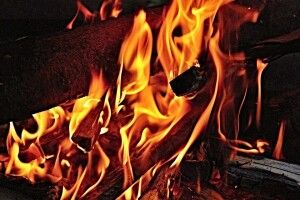 На Горохівщині чоловік встромив собі ніж у груди, а коли не помер, підпалив хату
