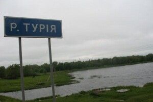 Єдина на Волині машина-амфібія очищає річку Турію (Відео)