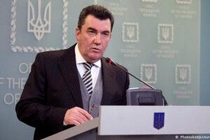 Данілов: Подоляк - голос армії? Я його бачив тільки на пеньках у Януковича 