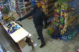 Бойовик по-волинськи: зловмисники увірвалися до магазину зі зброєю, пограбували й зірвали підвіску з продавчині 
