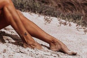 Тату-майстриня знялася оголеною на піску (Фото 18+)