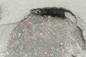 В обласному центрі Волині скаржаться на яму посеред двору