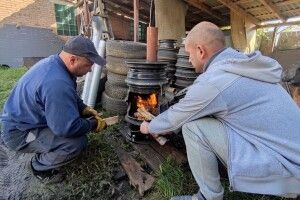 Як волиняни з дисків для авто роблять буржуйки для військових (Фото)