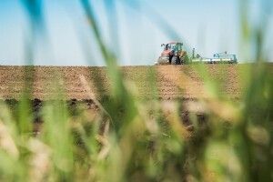 Дозволили керувати сільгосптехнікою на час війни без посвідчення тракториста