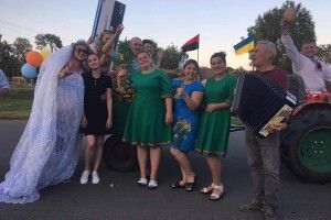 У селі на Рівненщині їздив трактор із піснями та гостинцями від молодят (Фото)