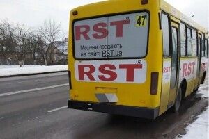 Рівнянка випала з маршрутки і потрапила під колеса