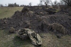 Окупанти риють окопи, лягають і піднімають ноги догори