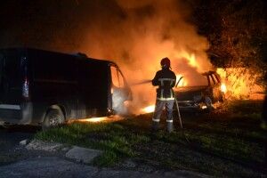 У Рівному сталася пожежа на шиномонтажі – згоріло три авто (фото, відео)